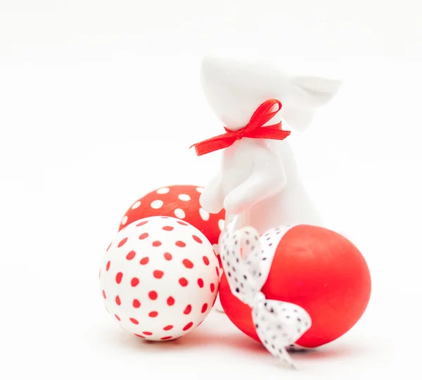 Porcelán nyuszi és színes tojást — Stock Fotó