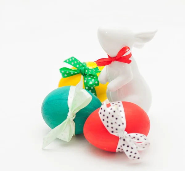 Coelho de porcelana com ovos coloridos — Fotografia de Stock
