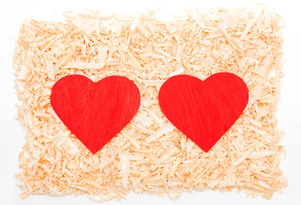 Röda hjärtan i sågspån — Stockfoto