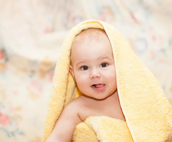Söta baby i handduk — Stockfoto