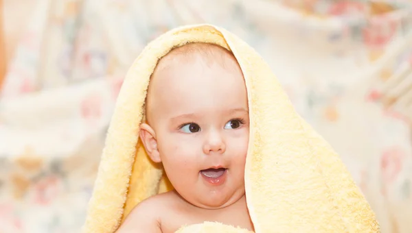 Dolce bambino in asciugamano — Foto Stock