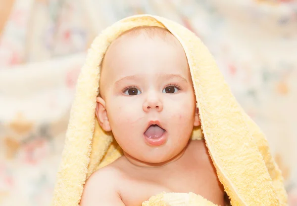 Doce bebê em toalha — Fotografia de Stock