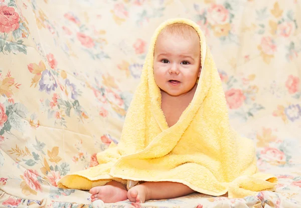 Dolce bambino in asciugamano — Foto Stock