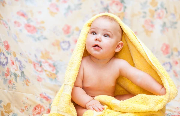 Сладкий ребенок в полотенце — стоковое фото