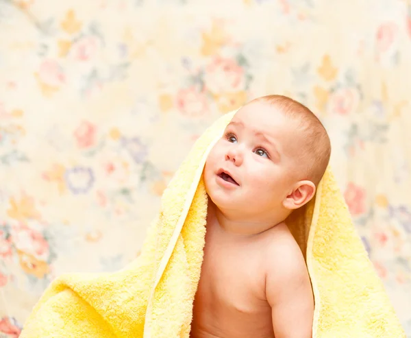 Bambino che piange in un asciugamano giallo — Foto Stock