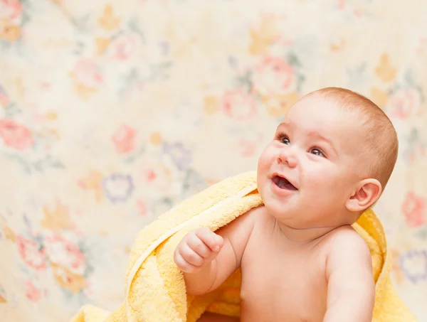 Bebé llorando en una toalla amarilla — Foto de Stock