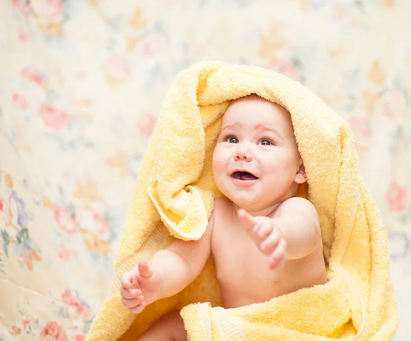 Baby crying in a yellow towel — Stock Photo, Image
