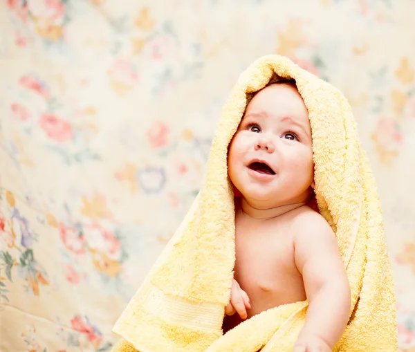 Ребенок плачет в желтом полотенце — стоковое фото