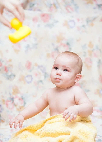 Baby crying in a yellow towel — Stock Photo, Image