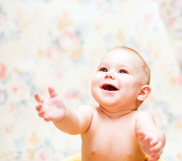 웃는 아기 손을 위로 스톡 사진