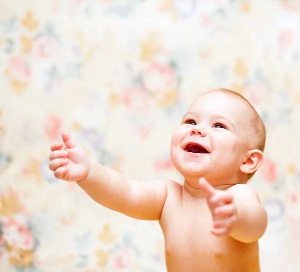 Bébé riant mains en l'air Photo De Stock