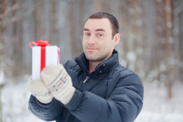 Mladý muž dává dárek — Stock fotografie