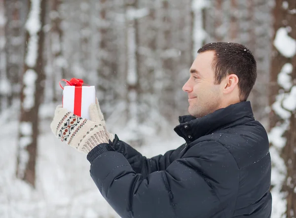 Jonge man geven een geschenk — Stockfoto