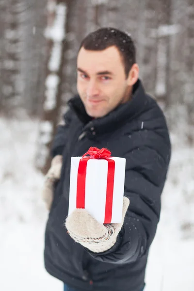 Jonge man geven een geschenk — Stockfoto