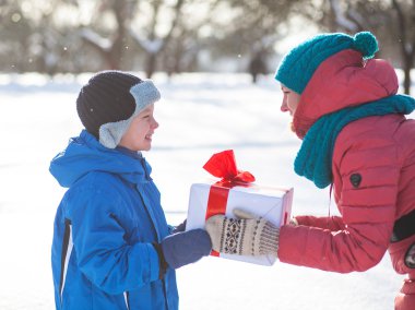 Noel hediyesi erkek kadına verir