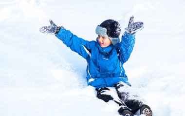 mutlu çocuk kar ile oynuyor