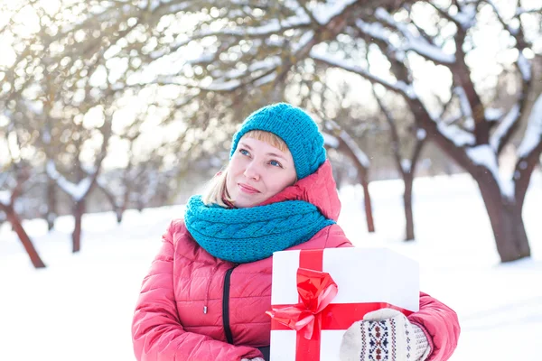 Woman with a present — Stock Photo, Image