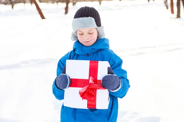 Niño con regalo de Navidad — Foto de Stock