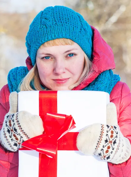 Vrouw met een cadeau — Stockfoto