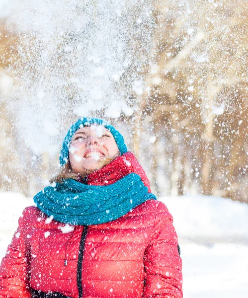 Молодая женщина играет со снегом — стоковое фото