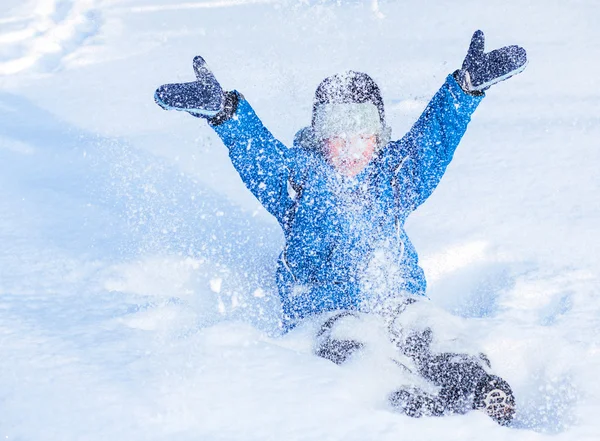 Niño feliz está jugando con la nieve — Foto de Stock