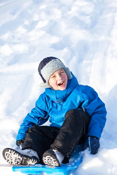 Kleiner Junge mit Schlitten — Stockfoto