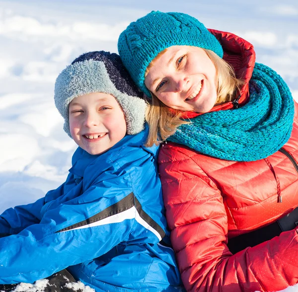 Mor och barn i snö — Stockfoto