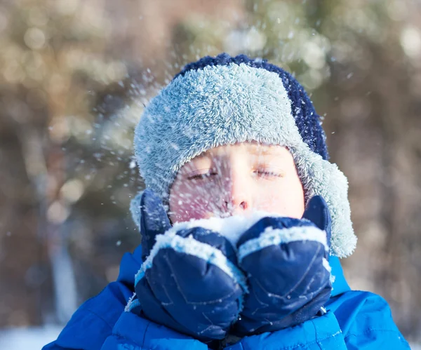 Gelukkige jongen speelt met sneeuw — Stockfoto