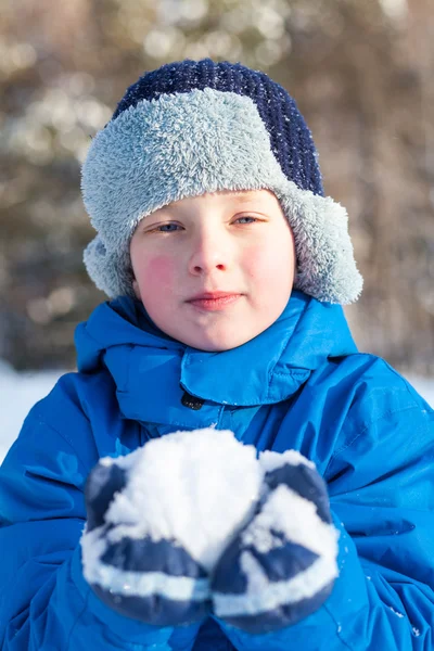 幸せな少年は雪で遊んでいます。 — ストック写真