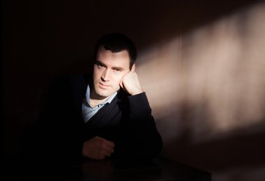 adam ciddi bir depresyon