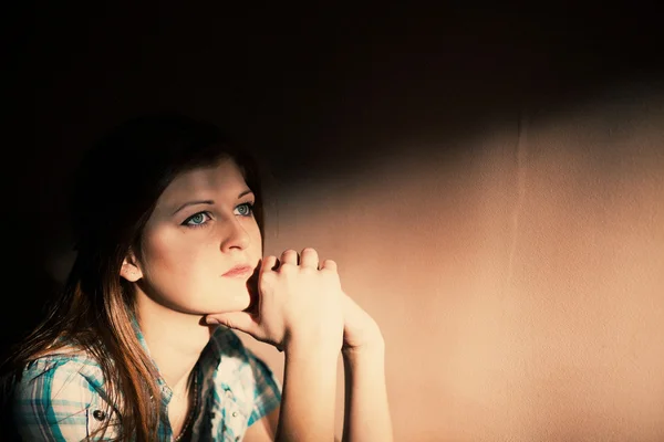 重度のうつ病に苦しんでいる女性 — ストック写真