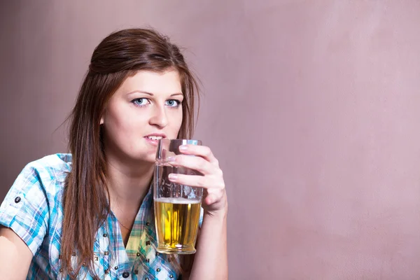 Jovem mulher bebendo lager — Fotografia de Stock