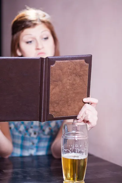 Junge Dame bereit zur Bestellung — Stockfoto