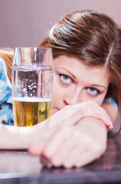 Mulher com cerveja — Fotografia de Stock