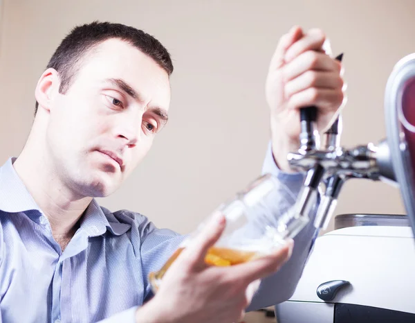 Barman točené pivo — Stock fotografie