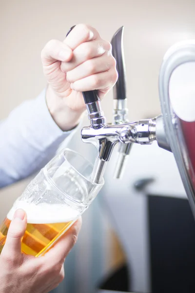 Barman piwo — Zdjęcie stockowe
