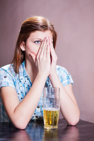 Donna con birra — Foto Stock