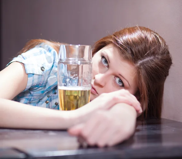 Donna con birra — Foto Stock