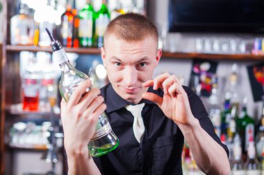 Barmen kokteyli içki yapım