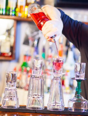 Barmen kokteyli içki yapım