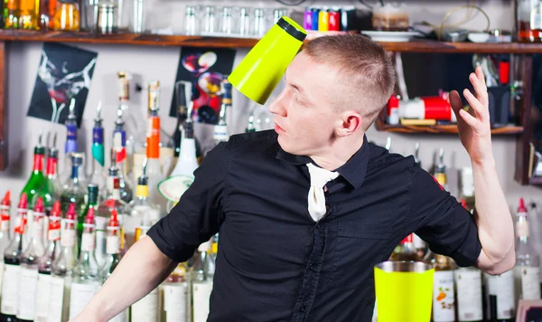 Barman en action — Photo