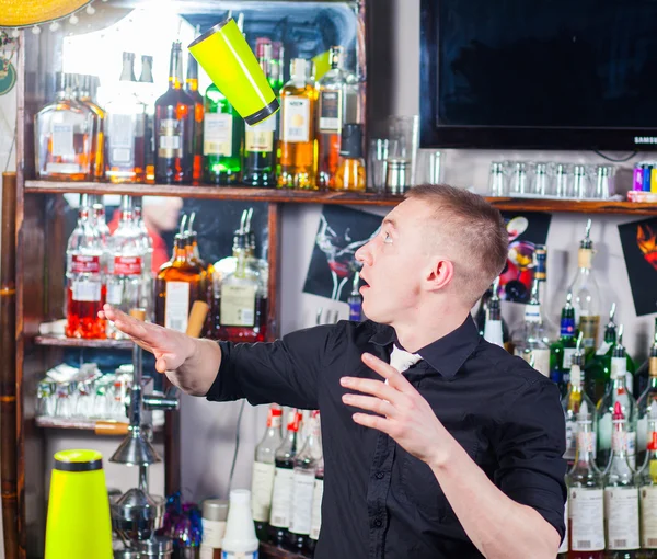 Barman em ação — Fotografia de Stock