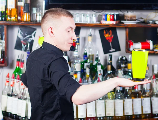 Barman em ação — Fotografia de Stock