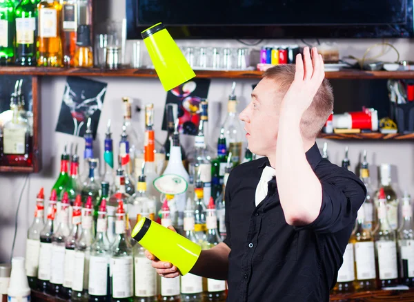 Barman em ação — Fotografia de Stock