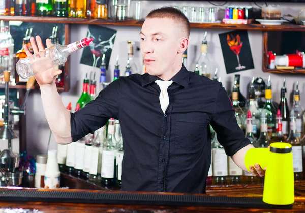 Barman en acción — Foto de Stock