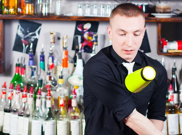 Barman v akci — Stock fotografie