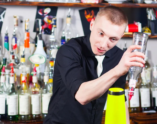 Barman v akci — Stock fotografie