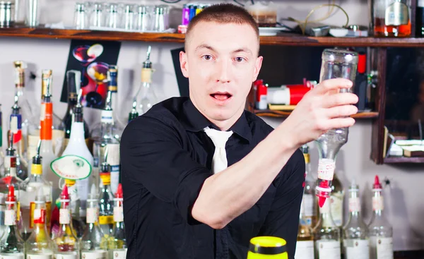 Barman em ação — Fotografia de Stock