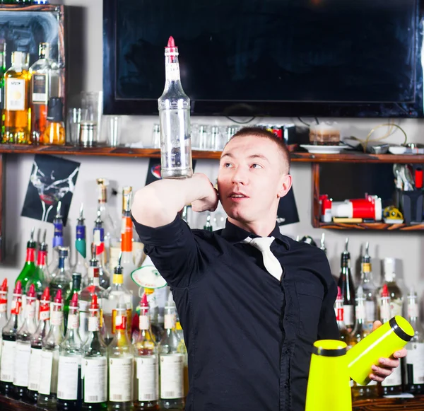 Barman em ação — Fotografia de Stock
