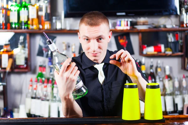 Barman fare cocktail bevande — Foto Stock